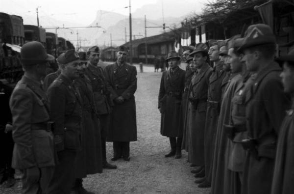 Italia Seconda Guerra Mondiale. Caserma militare di Riva del Garda - partenza della legione croata: gruppo di militari croati e alpini italiani durante il saluto recipoco