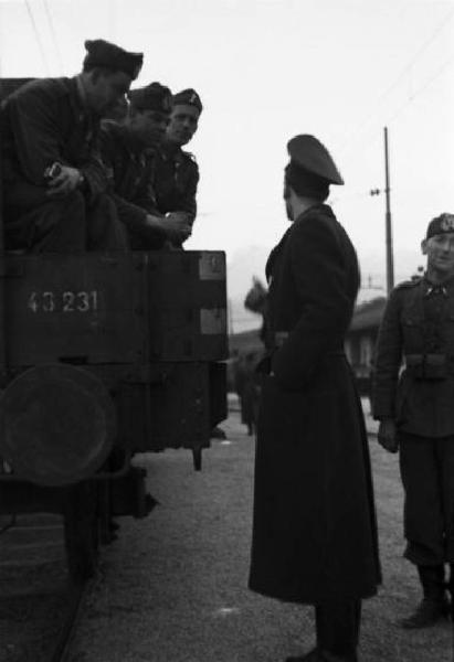 Italia Seconda Guerra Mondiale. Caserma militare di Riva del Garda - partenza della legione croata: un ufficiale croato a margine di una carrozza carica di soldati prima della partenza