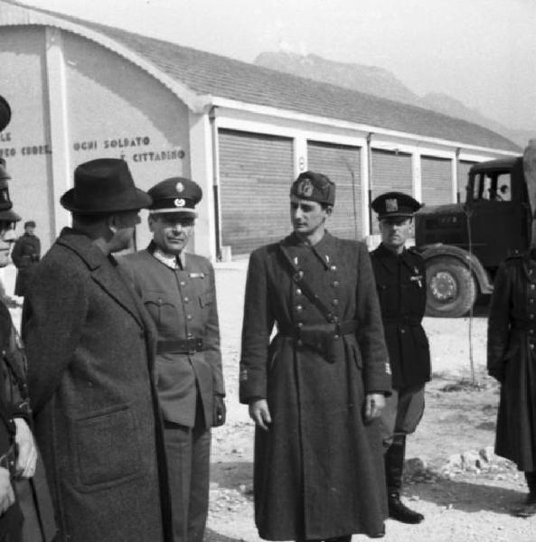 Italia Seconda Guerra Mondiale. Partenza della legione croata: campo militare di Cadine. Scorcio del campo militare con un gruppo di soldati