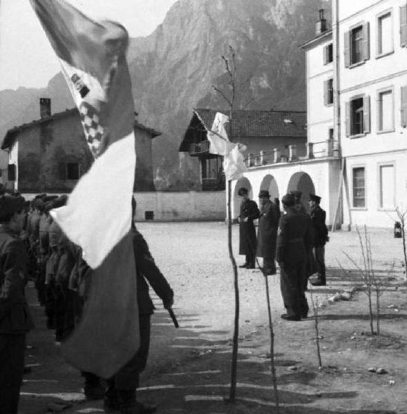 Italia Seconda Guerra Mondiale. Partenza della legione croata: campo militare di Cadine. Scorcio del campo militare con un gruppo di soldati