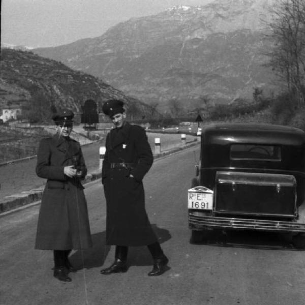 Italia Seconda Guerra Mondiale. Partenza della legione croata: campo militare di Cadine. Scorcio del campo militare con i soldati durante il picchetto