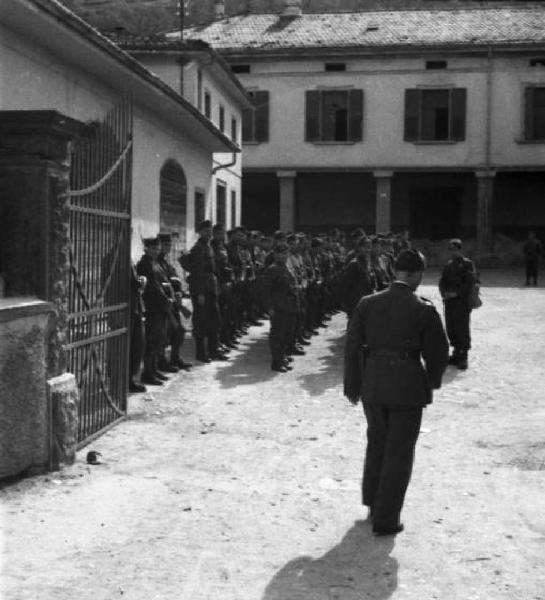 Italia Seconda Guerra Mondiale. Partenza della legione croata: campo militare di Cadine. Scorcio durante il picchetto