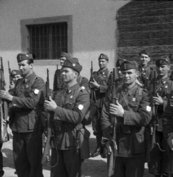 Italia Seconda Guerra Mondiale. Partenza della legione croata: campo militare di Cadine. Scorcio del picchetto