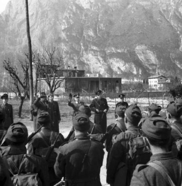 Italia Seconda Guerra Mondiale. Partenza della legione croata: campo militare di Cadine. Scorcio del picchetto