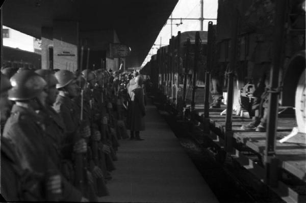Italia Seconda Guerra Mondiale. Stazione ferroviaria di Riva del Garda: partenza della legione croata. Scorcio del fianco del treno