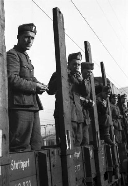 Italia Seconda Guerra Mondiale. Stazione ferroviaria di Riva del Garda: partenza della legione croata. Scorcio dei soldati sopra un vagone prima della partenza