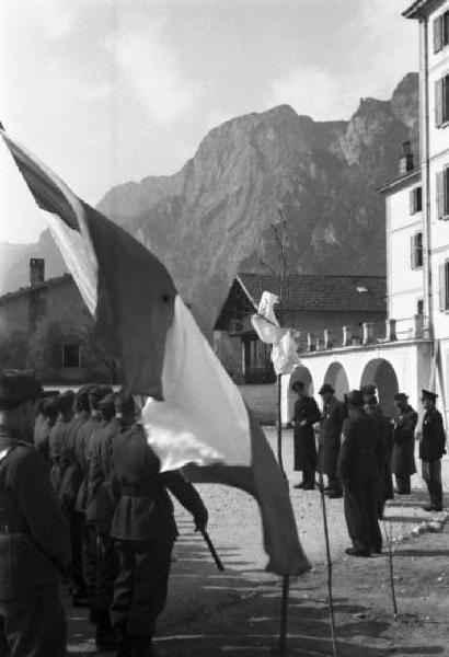 Italia Seconda Guerra Mondiale. Riva del Garda: partenza della legione croata. Scorcio del picchetto all'interno della caserma