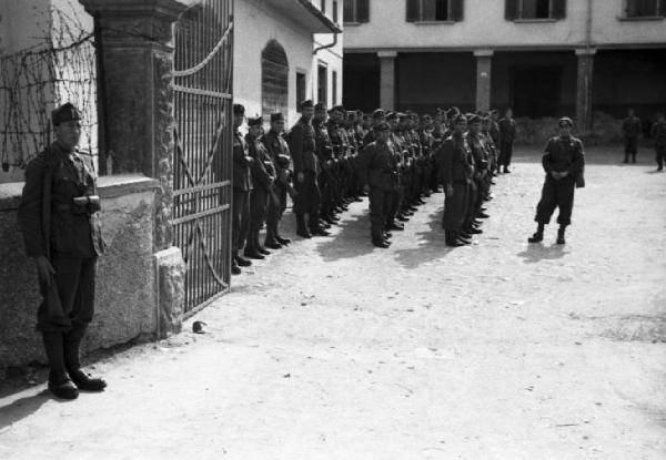 Italia Seconda Guerra Mondiale. Riva del Garda: partenza della legione croata. Scorcio dell'interno della caserma durante il picchetto