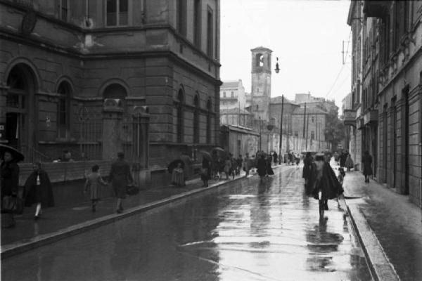 Italia Seconda Guerra Mondiale. Milano - raccolta della lana durante il regime fascista: scorcio di una via del quartiere