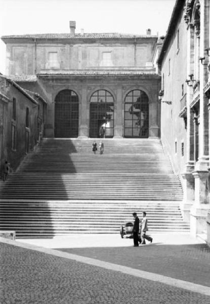 Roma - Campidoglio. Veduta della scalinata con due passanti