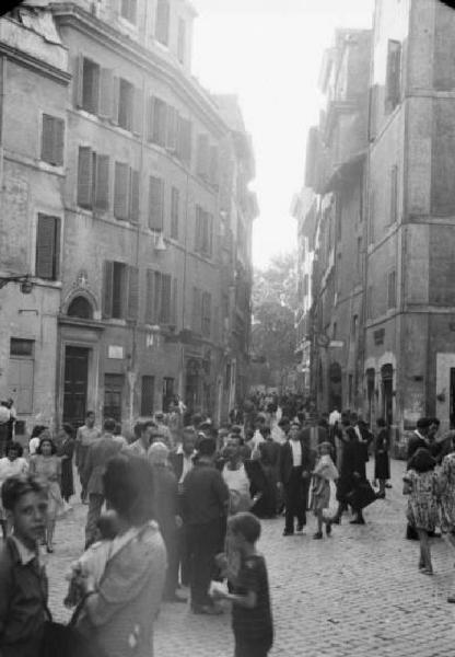 Roma - Il Ghetto - Scorcio di un vicolo affollato