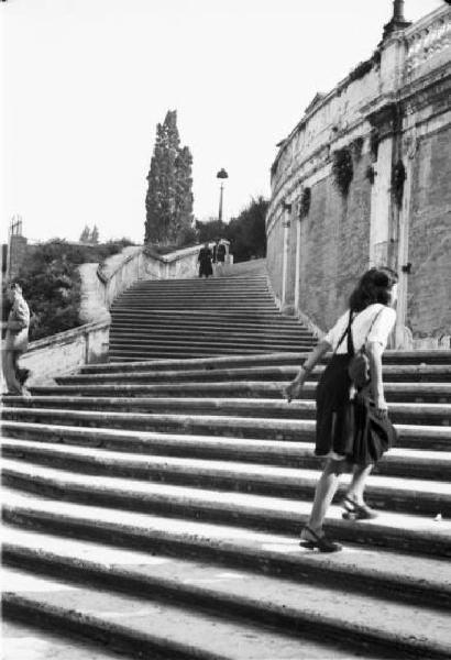 Roma - Basilica di Santa Maria Maggiore. Scorcio della scalinata con una donna che la percorre