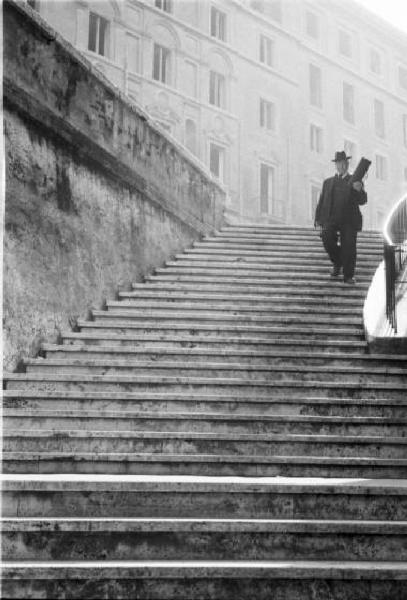 Roma - Basilica di Santa Maria Maggiore. Scorcio in controluce della scalinata con una coppia di passanti