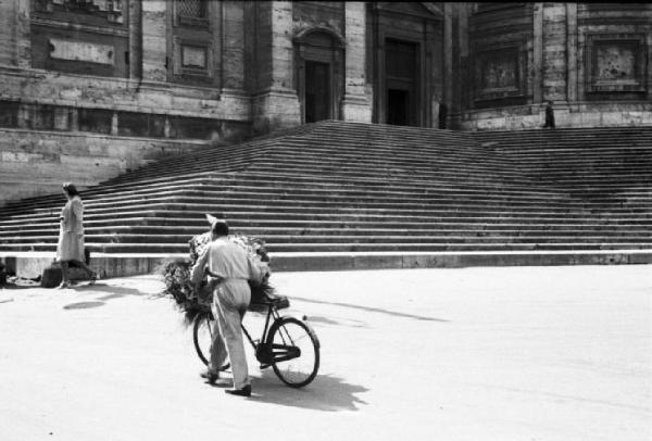 Roma - Basilica di Santa Maria Maggiore. Scorcio della piazza con un passante in bicicletta