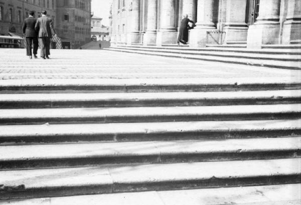 Roma - Basilica di Santa Maria Maggiore. Scorcio radente della scalinata verso il sagrato