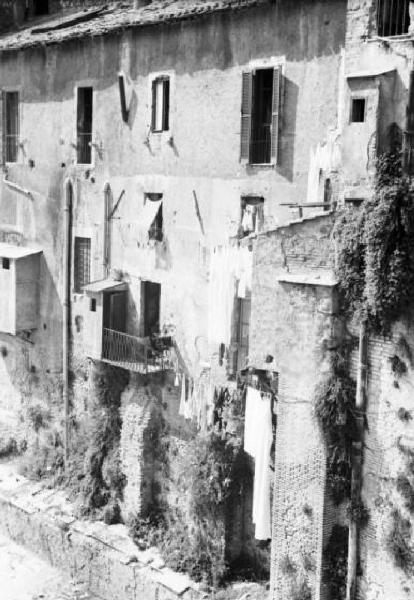 Roma - isola Tiberina. Scorcio della facciata di un edificio adibito ad abitazione in avanzato stato di degrado