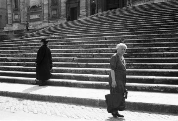 Roma - chiesa di Santa Maria Maggiore. Scorcio della scalinata con una coppia di passanti