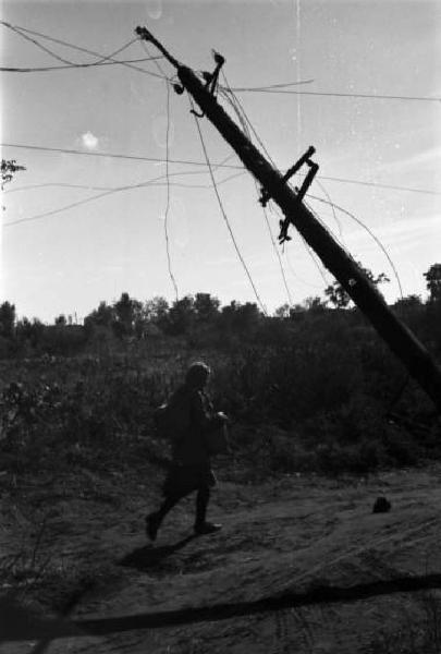 Campagna di Russia. Ucraina - Dnipropetrovs'k - palo della luce inclinato - donna