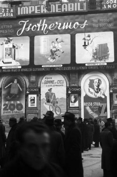 Italia Dopoguerra. Milano - Galleria Vittorio Emanuele - Ottagono - Manifesti pubblicitari