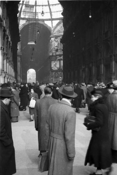 Italia Dopoguerra. Milano - Galleria Vittorio Emanuele - Scorcio della galleria con la folla