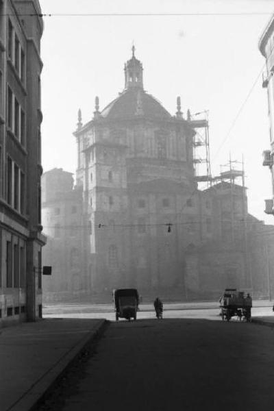 Italia Dopoguerra. Milano - Chiesa di San Lorenzo con impalcature vista da via Sisto IV