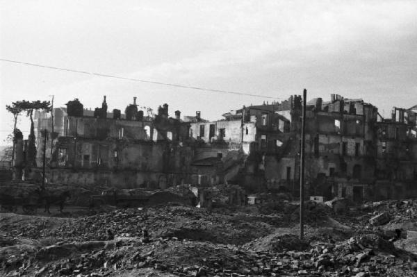 Italia Dopoguerra. Milano - piazza Vetra - Scorcio tra gli edifici sventrati dai bombardamenti