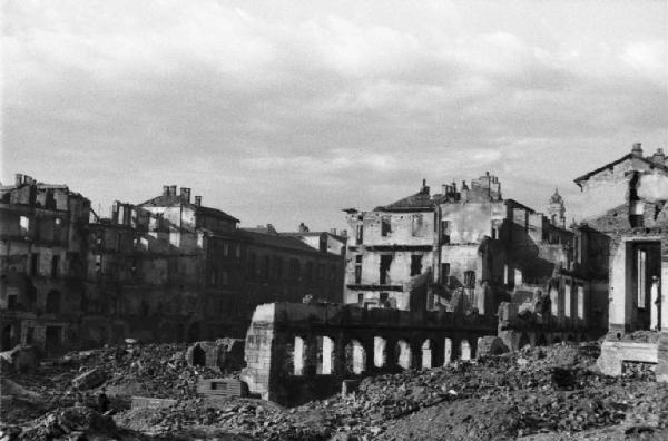 Italia Dopoguerra. Milano - piazza Vetra - Scorcio tra gli edifici sventrati dai bombardamenti