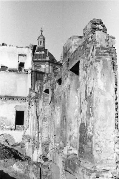 Italia Dopoguerra. Milano - piazza Vetra - Scorcio di un edificio sventrato dai bombardamenti