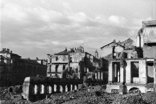 Italia Dopoguerra. Milano - piazza Vetra - Scorcio tra gli edifici sventrati dai bombardamenti