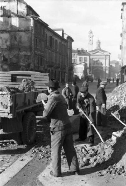 Italia Dopoguerra. Milano - piazza Vetra - Scorcio della piazza in direzione via De Amicis con squadre di operai che spalano le macerie