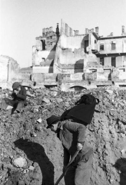 Italia Dopoguerra. Milano - piazza Vetra - Scorcio tra le macerie in piazza con alcune persone che recuperano oggetti