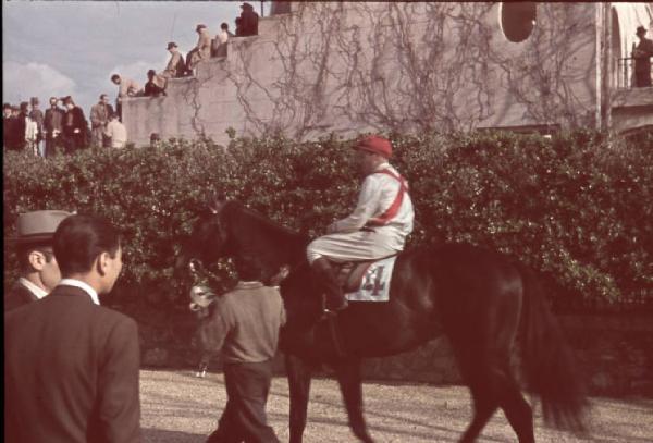 Roma. Ippodromo delle Capannelle. Fantino guida il cavallo in pista