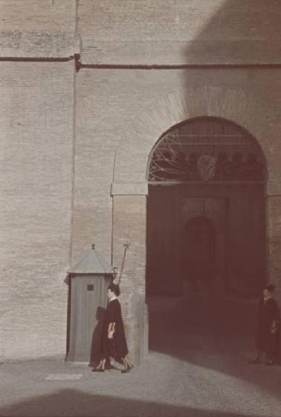 Roma. Guardie svizzere davanti a uno degli ingressi della Città del Vaticano