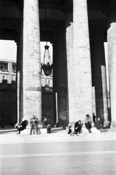 Roma. Piazza San Pietro. Scorcio del colonnato