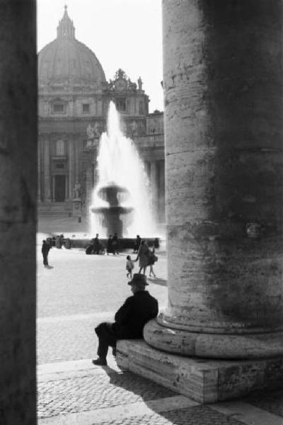 Roma. Piazza San Pietro. Scorcio della piazza con una delle fontane ripresa dal colonnato