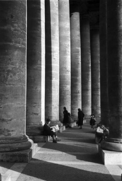 Roma. Piazza San Pietro. Scorcio del colonnato con alcune persone che si aggirano al suo interno