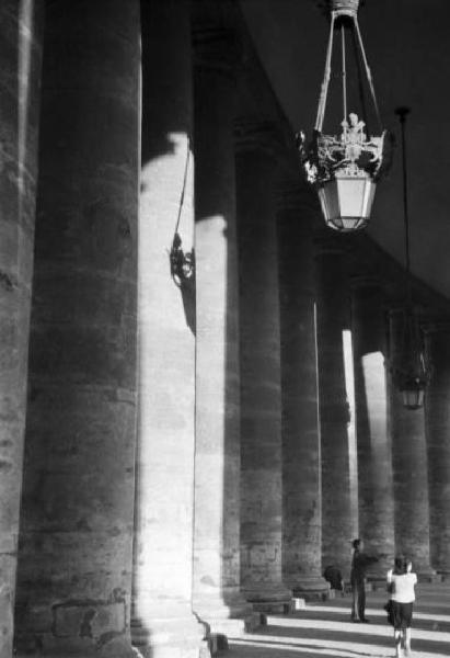 Roma. Piazza San Pietro. Scorcio del colonnato con alcune figure che si aggirano al suo interno