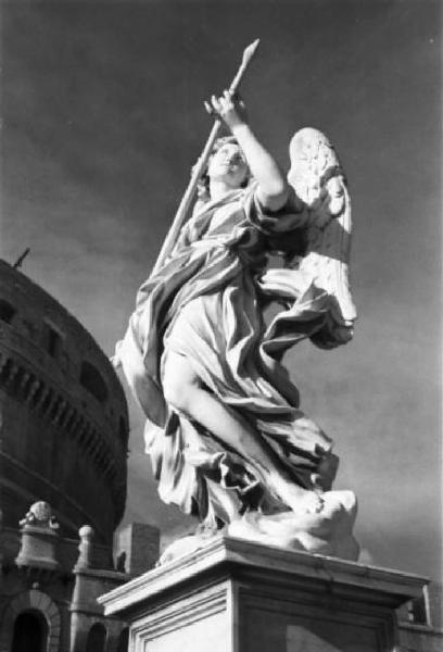 Roma. Ponte Sant'Angelo - una delle dieci statue di angeli che decorano le spallette del ponte