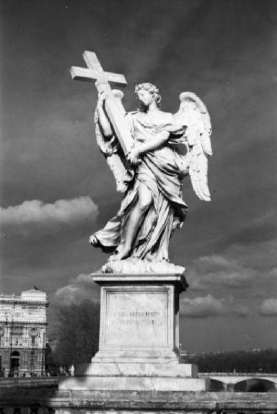 Roma. Ponte Sant'Angelo - una delle dieci statue di angeli che decorano le spallette del ponte