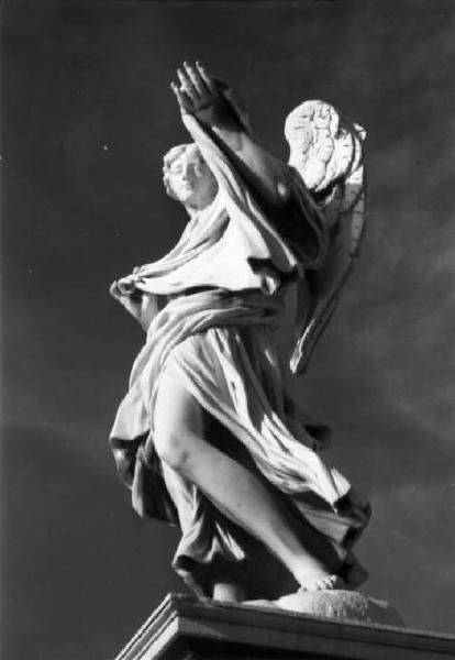 Roma. Ponte Sant'Angelo - una delle dieci statue di angeli che decorano le spallette del ponte ripresa dal basso