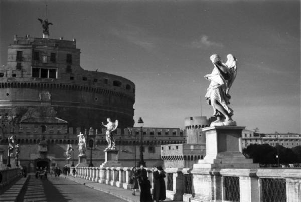 Roma. Scorcio di Ponte Sant'Angelo con il castello, in origine mausoleo, sullo sfondo