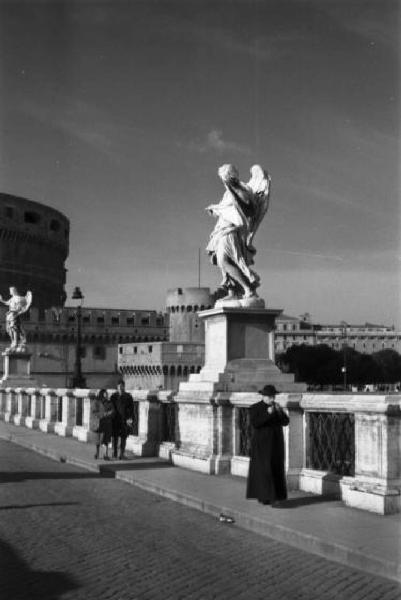 Roma. Scorcio di Ponte Sant'Angelo. Sullo sfondo è visibile parte del castello in origine mausoleo