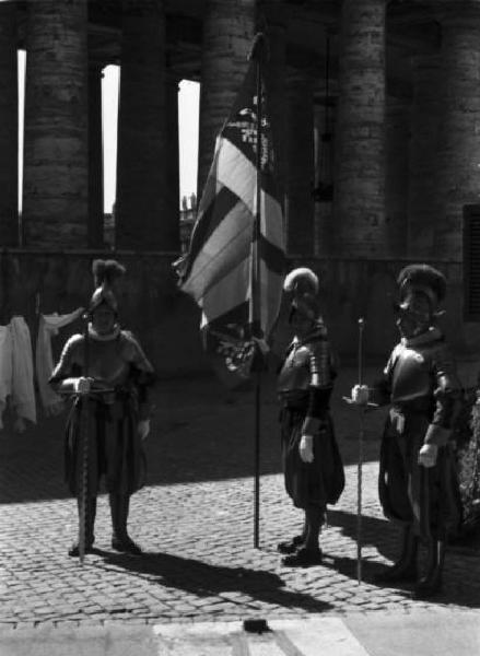 Roma. Città del Vaticano. Gruppo di guardie svizzere in uniforme di gala con bandiera pontificia