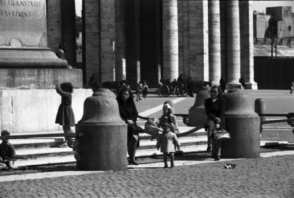Roma. Scorcio di Piazza San Pietro. Momenti di vita quotidiana