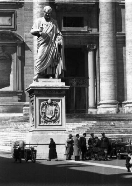 Roma. Piazza San Pietro - statua di San Pietro
