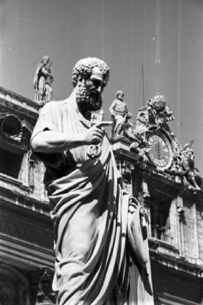 Roma. Piazza San Pietro - particolare della statua di San Pietro ripresa dal basso