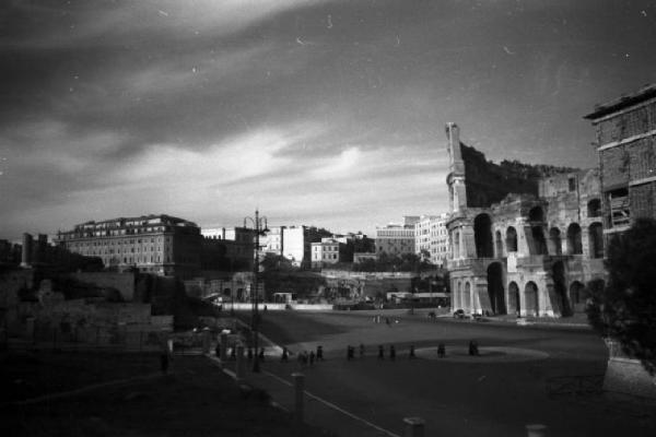 Roma. Veduta urbana - visibile sulla destra il Colosseo
