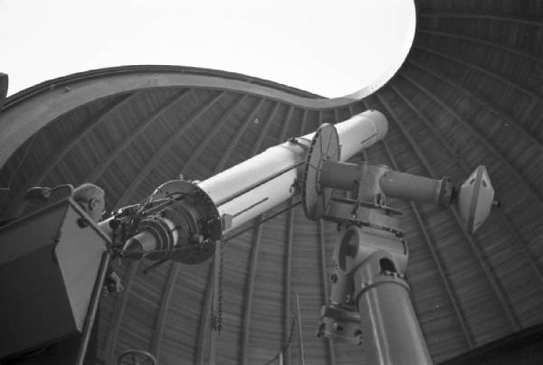 Castel Gandolfo. Specola Vaticana - scorcio dal basso del telescopio e di parte della cupola