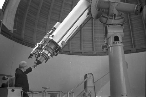 Castel Gandolfo. Specola Vaticana - Padre Stein, direttore dell'osservatorio astronomico, muove alcuni meccanismi di regolazione del telescopio