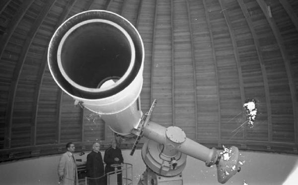 Castel Gandolfo. Specola Vaticana - scorcio dall'alto di Padre Stein, direttore dell'osservatorio astronomico, che mostra il telescopio ad alcune persone